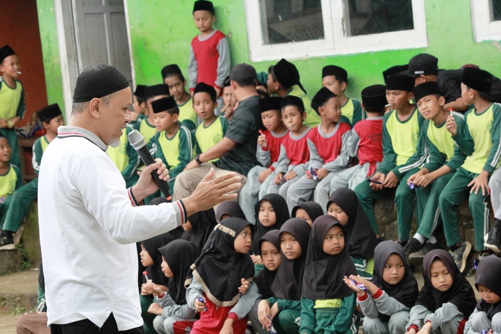 2 Menginspirasi! Bakti Sosial MA Cokroaminoto Karangkobar di Dusun Bandungan