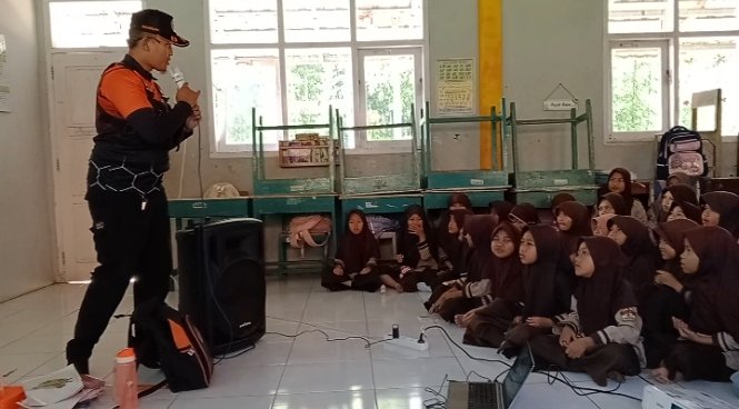 Simulasi Mitigasi Bencana di SDIT Insan Mulia Karangkobar: Mencetak Generasi Tangguh Hadapi Bencana