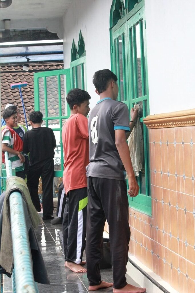 4-rotated-e1735171679780 Menginspirasi! Bakti Sosial MA Cokroaminoto Karangkobar di Dusun Bandungan