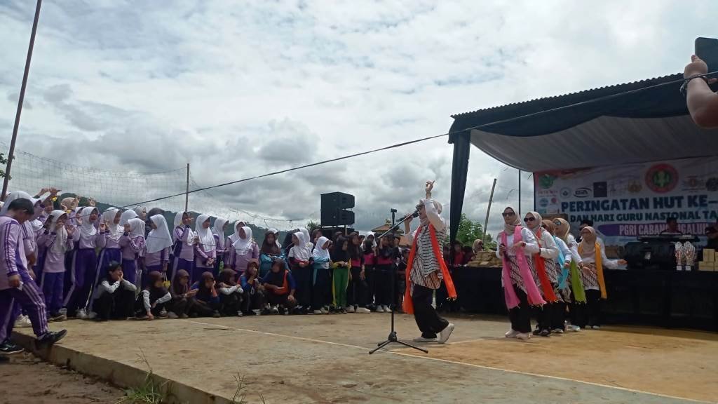 heni-1 Ratusan Guru dan Siswa di Sigaluh Meriahkan Hari Guru dengan Jalan Sehat dan Lomba Karaoke